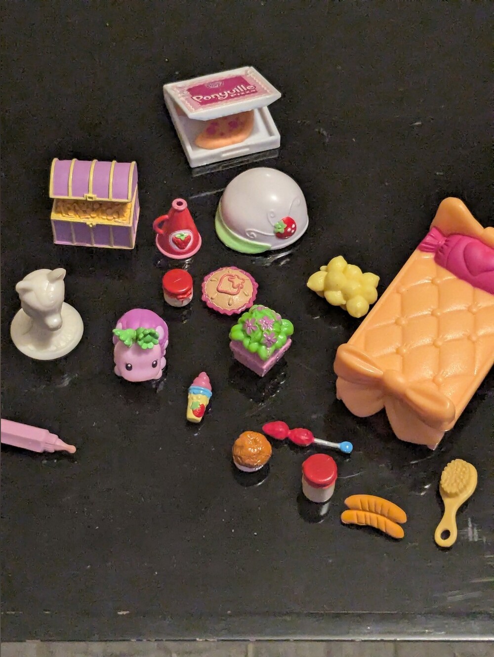 Lot: My little pony, Strawberry Shortcake accessories (and other brands mixed)
